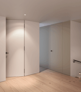 Purist P.0 raumhoch revers öffnend mit Zarge Z
Revers öffnend, unsichtbare Zarge Z, in »softmatt« Wandfarbe lackiert (Ton in Ton), Drücker BK.9 schwarz matt