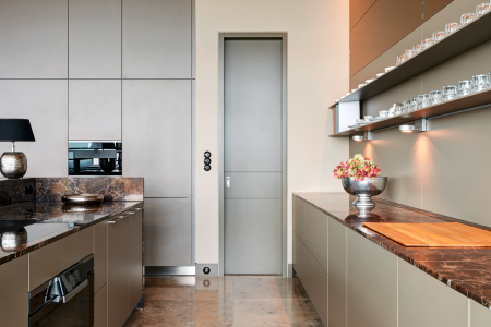 Galerie Tür G.01, Blockrahmen in Laibungstiefe
Farbe: ähnlich RAL 7006 beigegrau